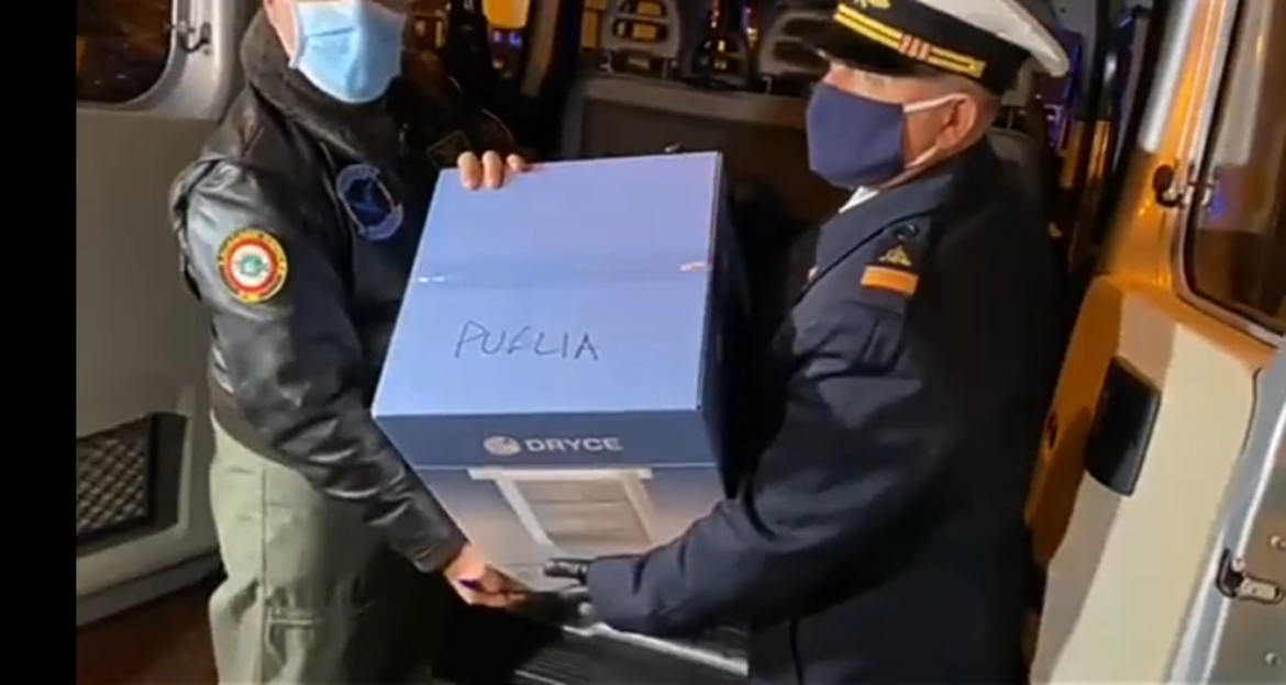 [video] – 26 dicembre ore 22: le prime dosi di vaccino arrivano all’aeroporto di Bari