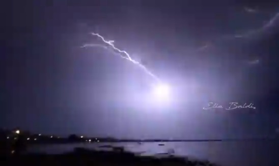 [video] – Il maltempo imperversa ancora sul Salento: pioggia di fulmini su Porto Cesareo