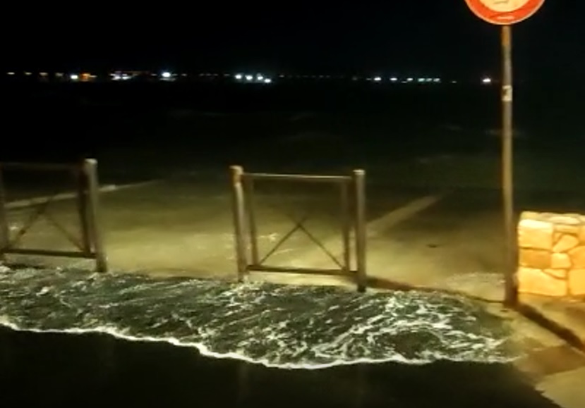 [video] – Forti raffiche di vento, le onde sulla strada. Pescatori di Porto Cesareo in allerta