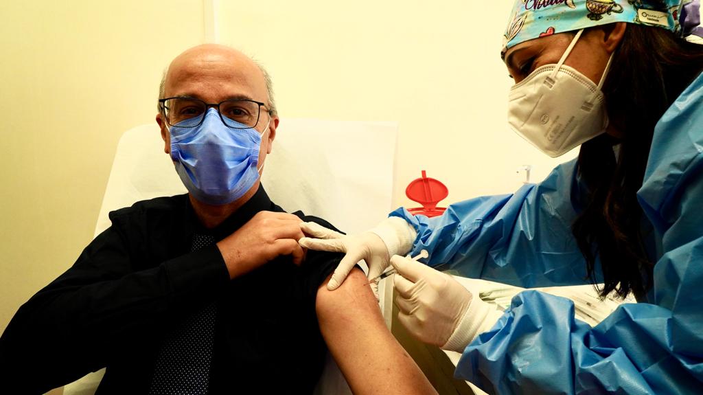 Lopalco: “Pochi vaccini tante richieste”. Per over 80 prenotati, conclusione delle operazioni “entro marzo”