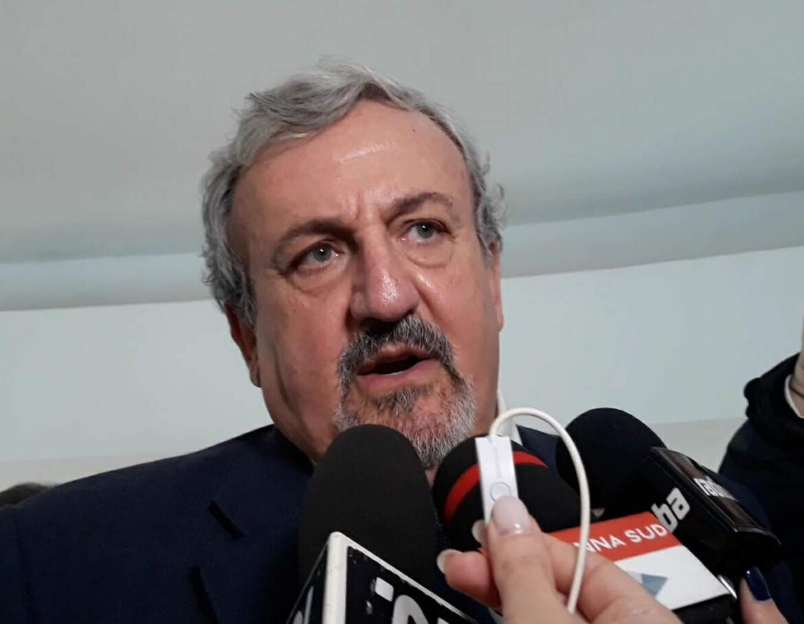 Covid, attivati altri posti di terapia intensiva al Dea, visita di Emiliano. Contagi a Taviano, stretta del sindaco