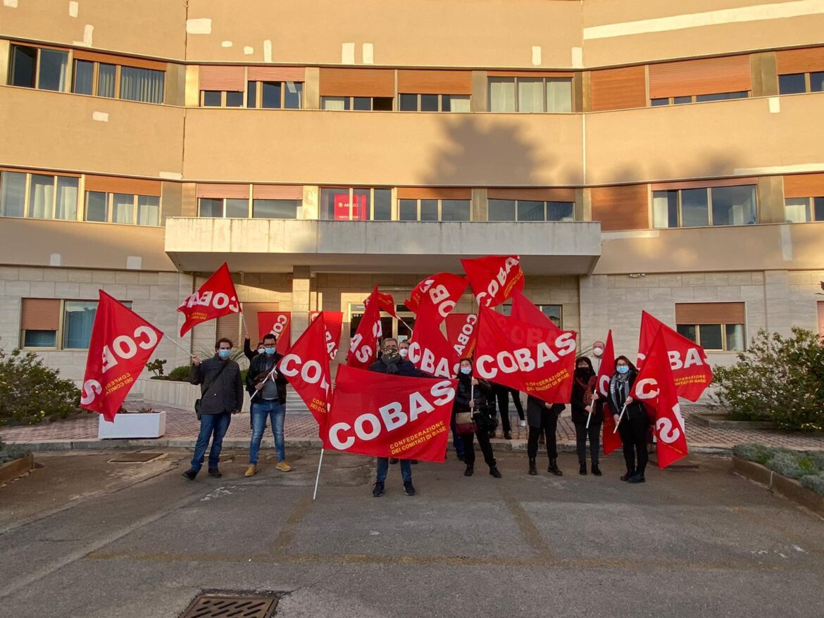 [video] – Sit-in degli oss vincitori e idonei del maxi concorso di Foggia, Cobas: “Siano assunti a tempo indeterminato”