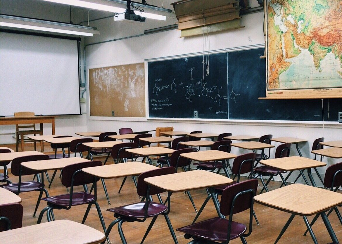 Scuola, è caos: Tar sospende ordinanza di Emiliano. Che risponde con la tempistica per la campagna vaccinale