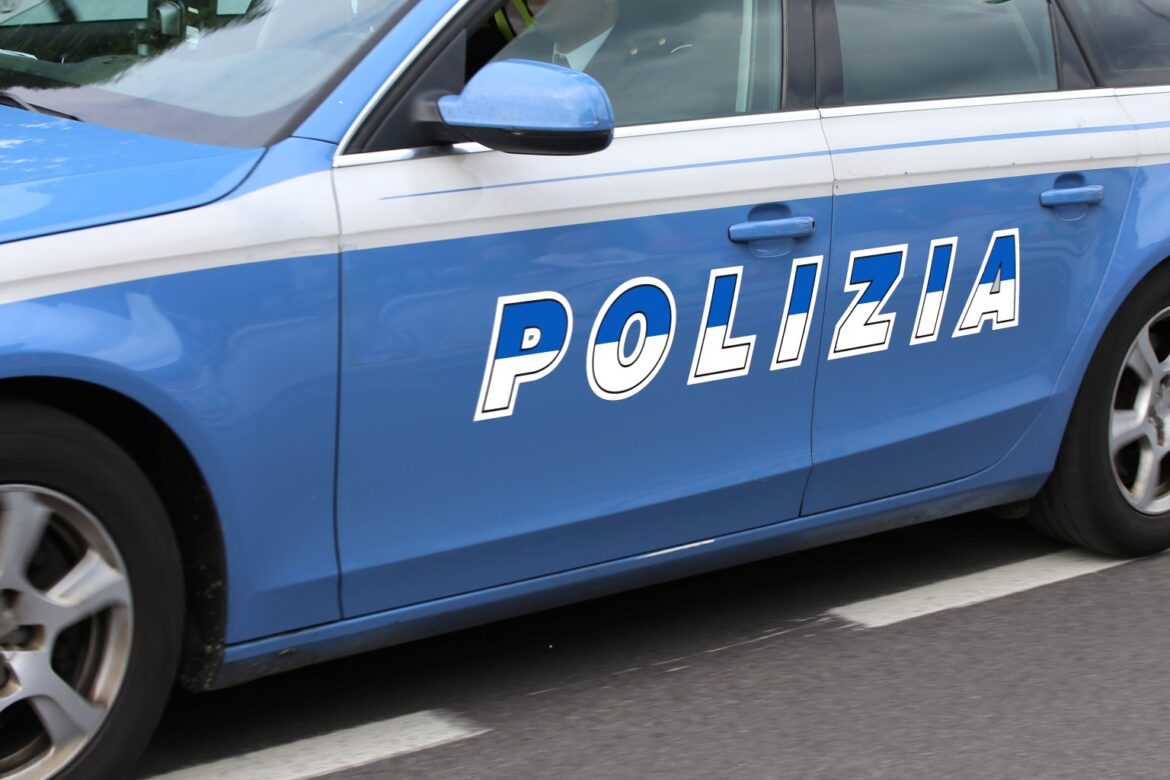 Abbraccia un anziano 81enne ma per derubarlo di 1000 euro: 27enne denunciata, denaro sparito