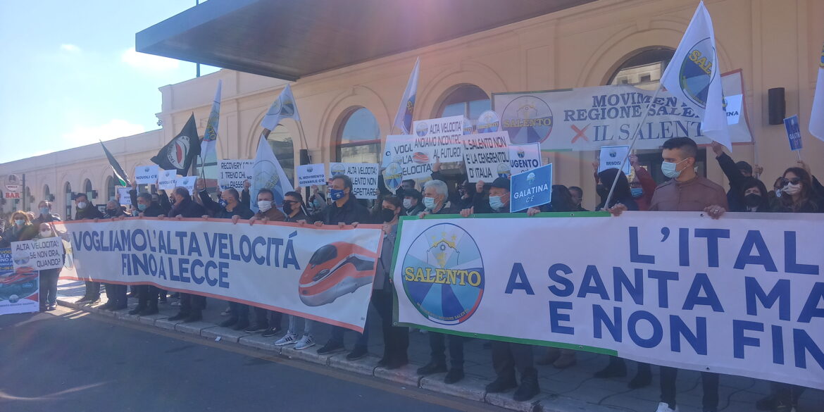 Alta velocità fino a Lecce, il giorno del sit-in. Ma è polemica sulle bandiere