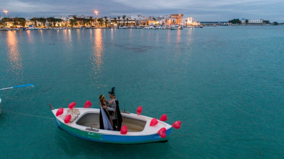 [video] – Porto Cesareo, Romeo e Giulietta arrivano dal mare per la festa degli innamorati