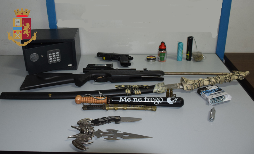 Al rifiuto della madre di dargli il denaro, figlio sfascia casa. In camera spunta una katana