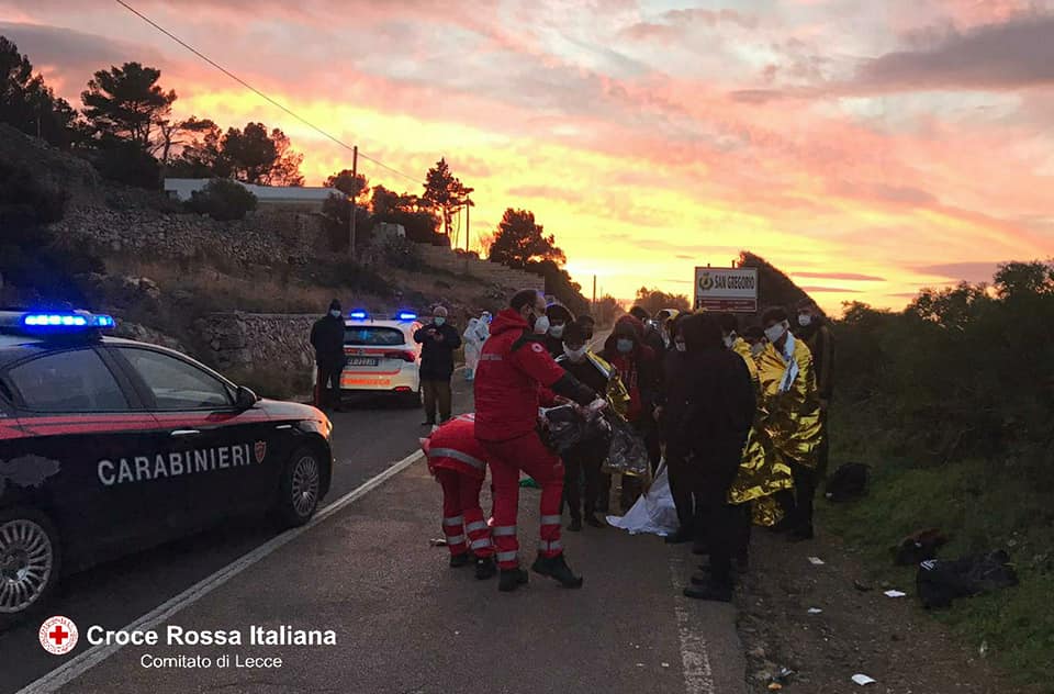 Mappe di rotte nautiche e video di viaggi migratori nei cellulari, fermati i due presunti scafisti dello sbarco a San Gregorio