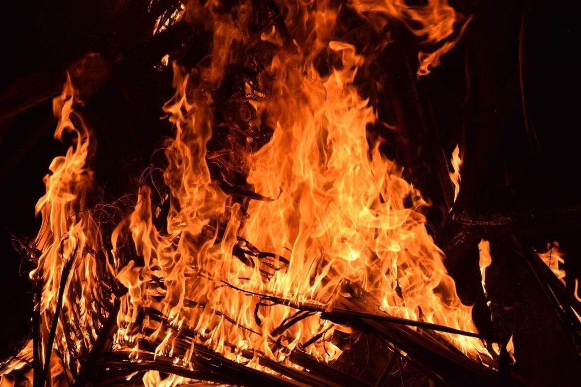 La pandemia riscrive le tradizioni, ma la Fòcara di Sant’Antonio a Cutrofiano verrà accesa in sobrietà. L’invito ai cittadini: “Un lumino alla finestra”