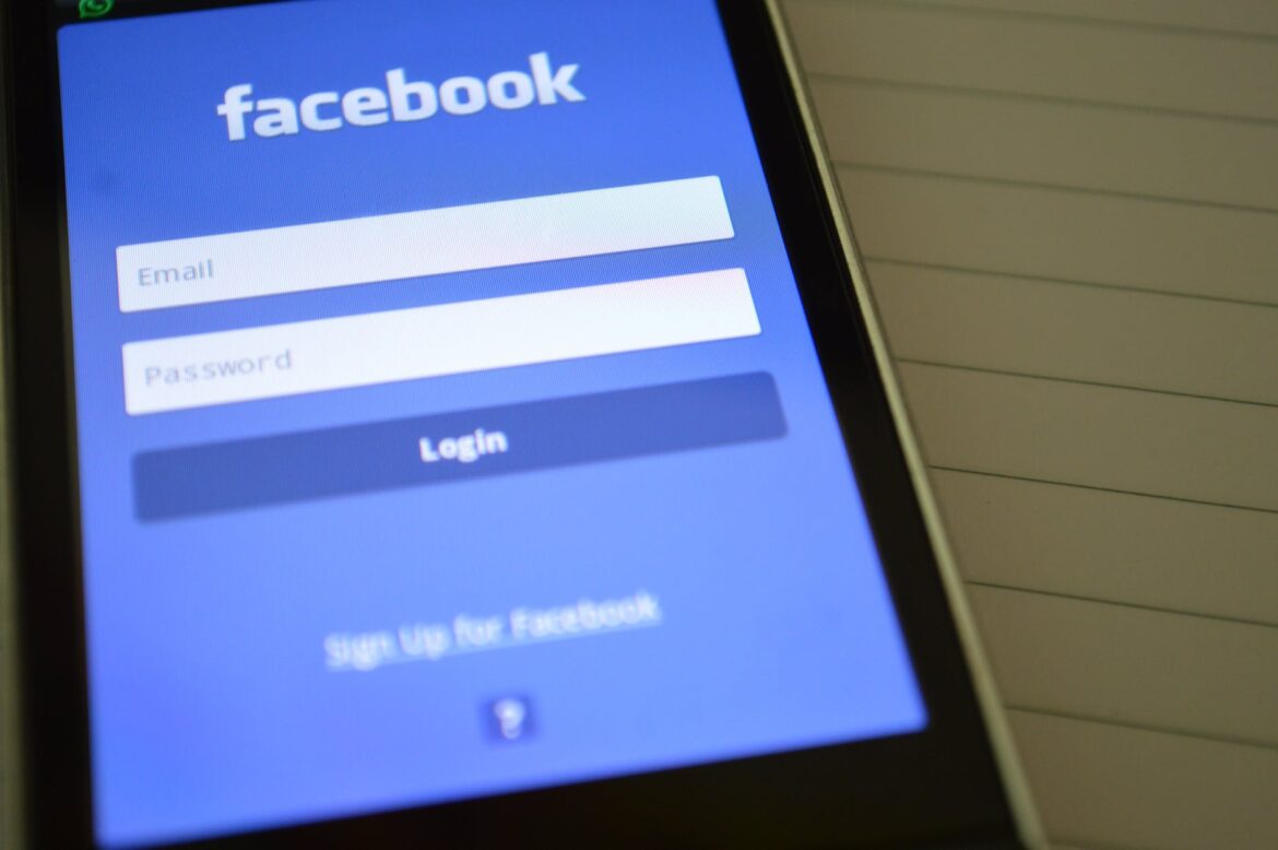 Facebook contro la disinformazione: al via la cancellazione di post e contenuti inesatti sui vaccini
