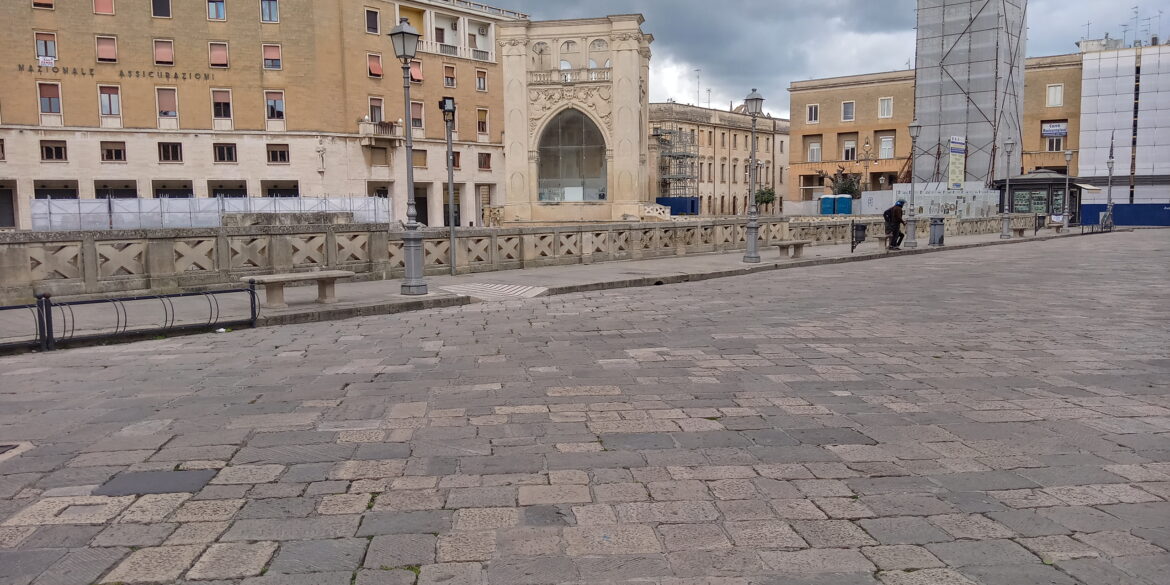 “A Lecce 565 contagi, numeri in crescita”. E il sindaco chiude parchi, villa, cimitero e distributore di bevande