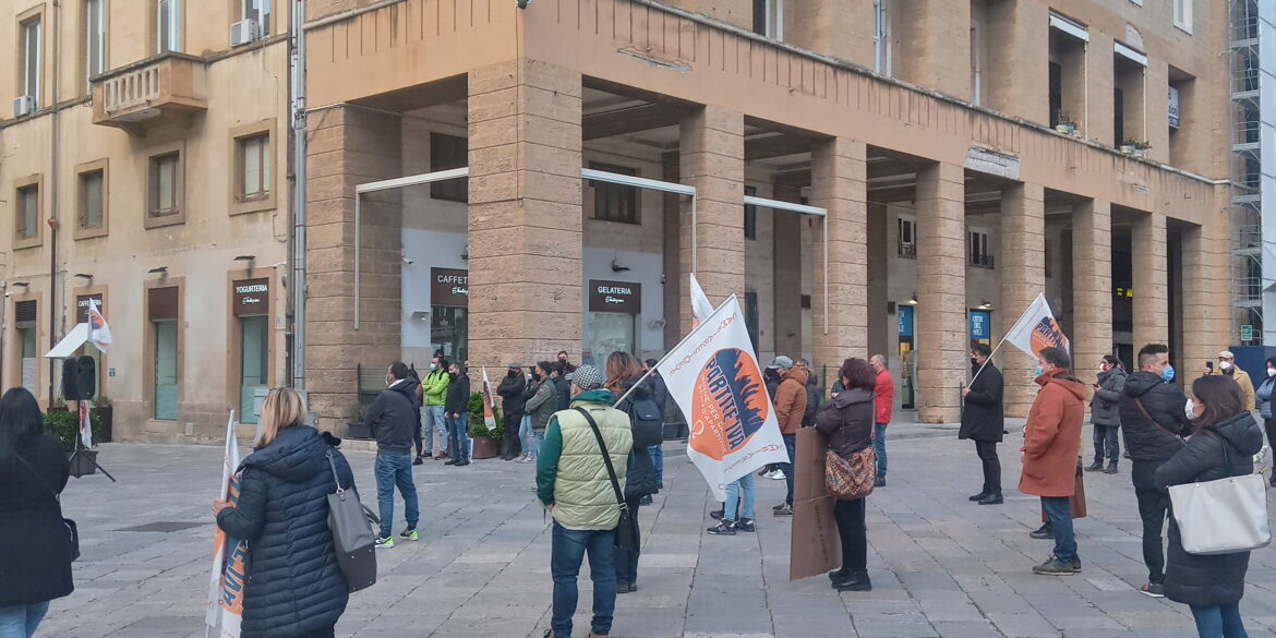 [video] – Partite iva in piazza a Lecce contro lockdown e ritardi. Ma per Emiliano l’ipotesi è di zona rossa rafforzata