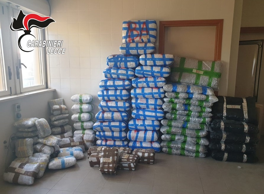 Furgone sospetto, carabinieri in servizio anticovid scoprono oltre 3 quintali di droga: due arresti