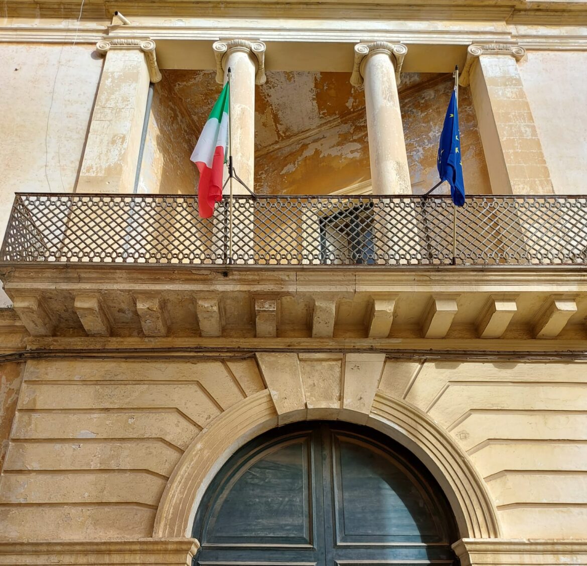 “Quadro moda” di Tarantino, polemiche e accuse di blasfemia, poi la sindaca chiarisce: “Copertino ospiterà l’evento”