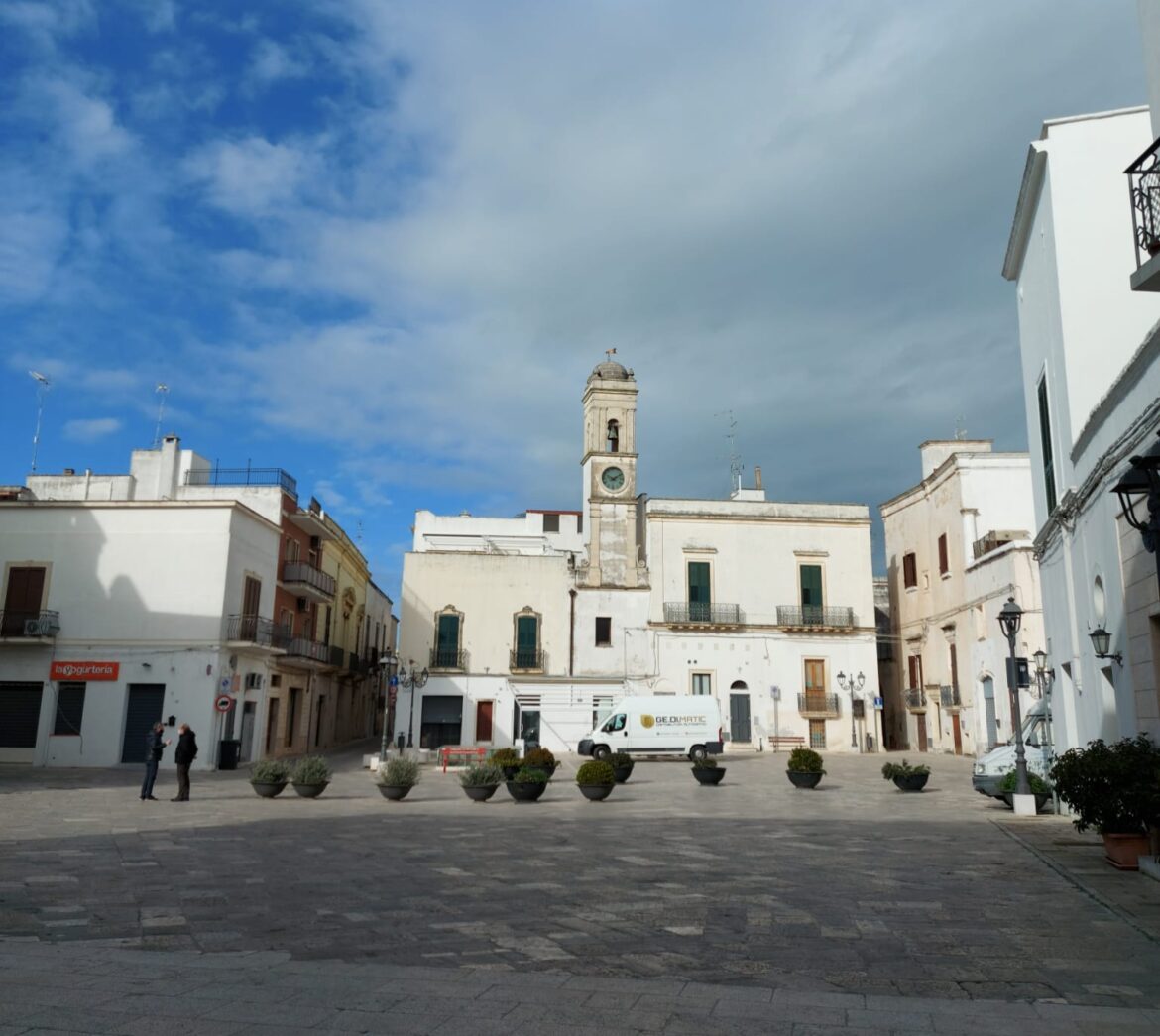 Locale aperto oltre l’orario e assembramento: sanzionati in 20. E la sindaca chiude piazze e distributori