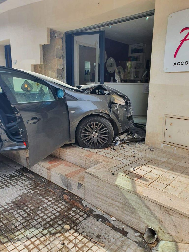 Auto sfonda la vetrina di un centro estetico a Taurisano: danni ingenti, nessun ferito
