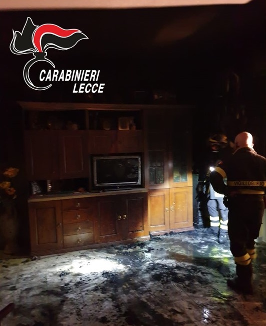 Abitazione divorata dalle fiamme, padre e figlia affetta da autismo salvati dai carabinieri