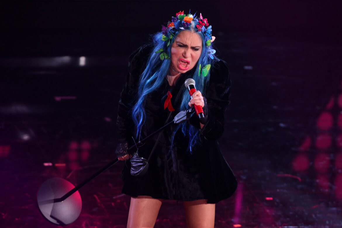 Loredana Bertè regina del Festival. Sul palco le scarpe rosse: “Al primo schiaffo denunciate”
