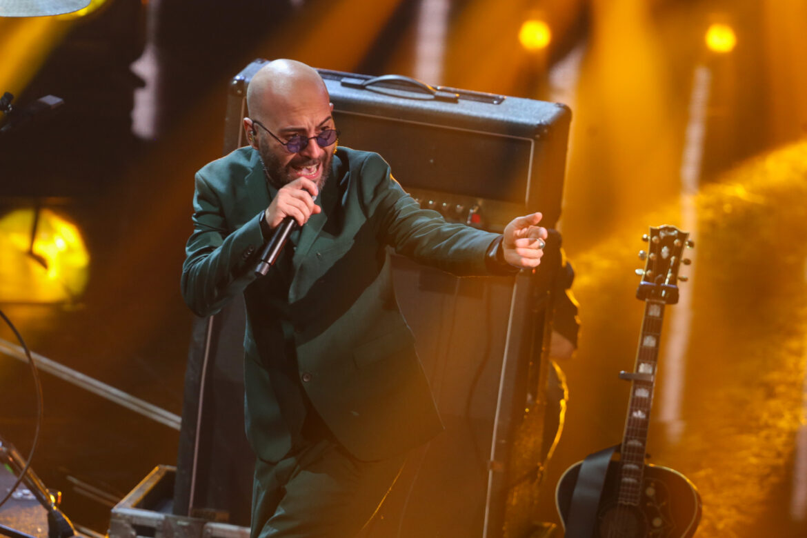 Sanremo, l’omaggio dei Negramaro a Dalla e Modugno, la voce di Emma nel quadro di Achille Lauro
