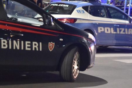 A forte velocità su scooter per le vie di Otranto, poi sportellata e colpi di scopa agli inseguitori: 31enne arrestato