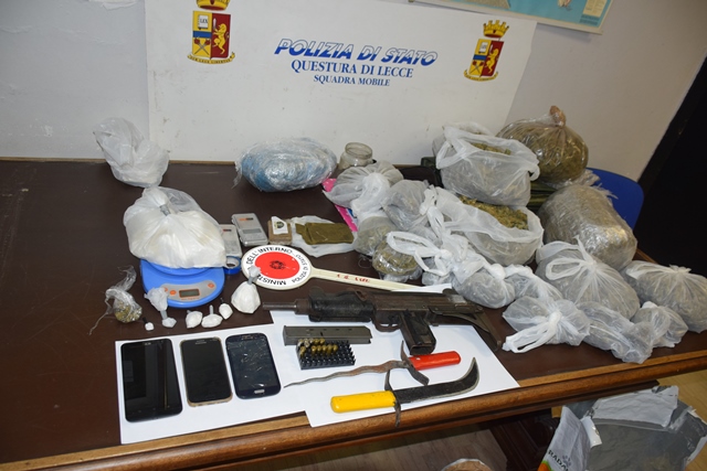 In casa ingente quantità di droga e un mitragliatore Uzi: arrestato