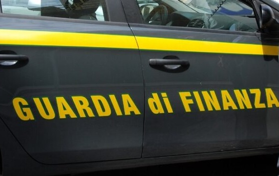 Giro d’affari con slot e scommesse, fiamme gialle sgominano organizzazione criminale: al vertice tre fratelli neretini