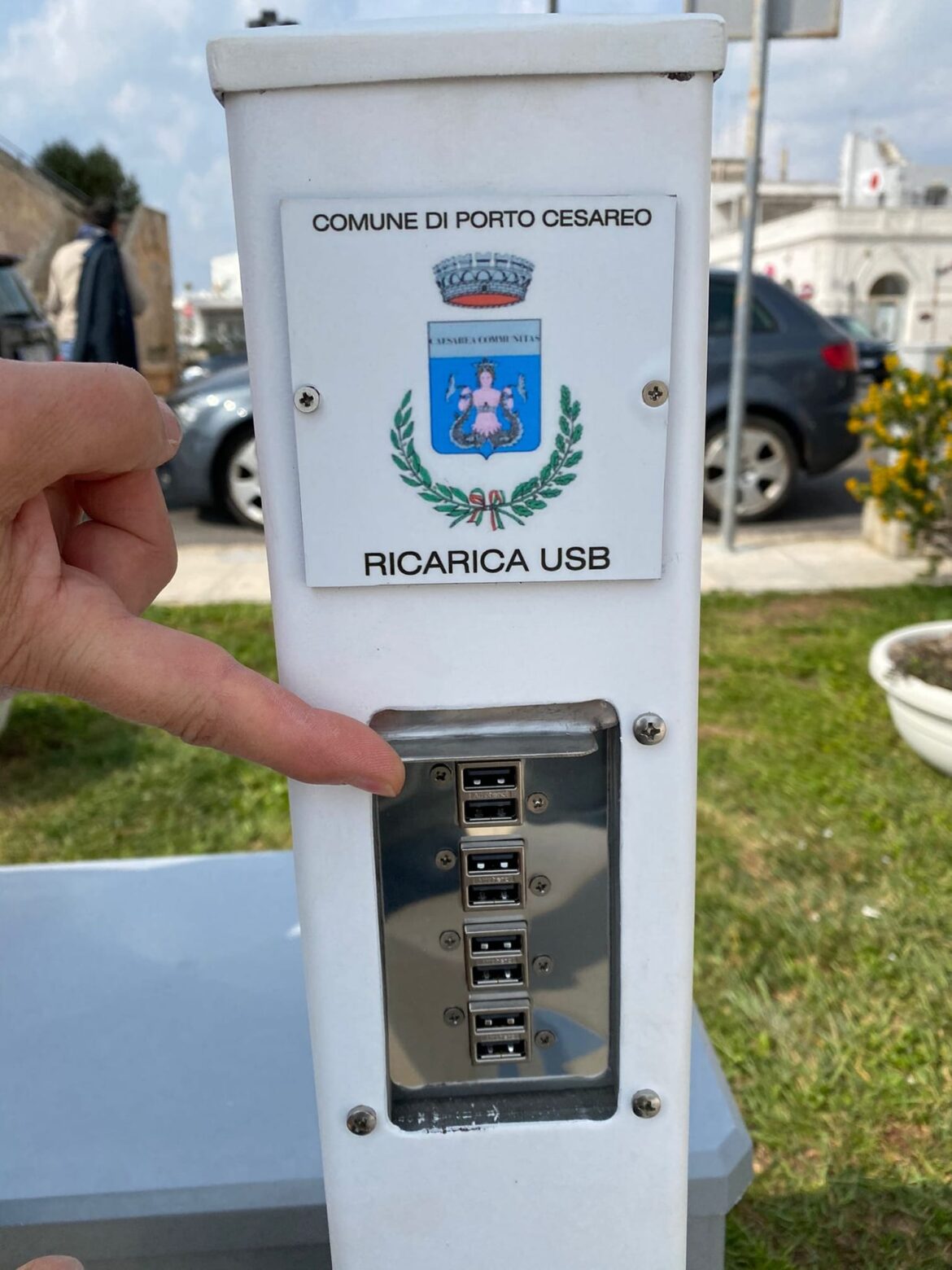 Postazioni usb per ricaricare lo smartphone. Critiche via social: “Priorità sono altre”, la replica: “Ci mettiamo anima e cuore”