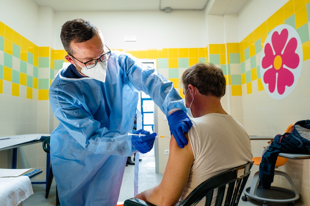 Campagna vaccinale prosegue per età e fragilità. Altri 296 nuovi positivi in provincia