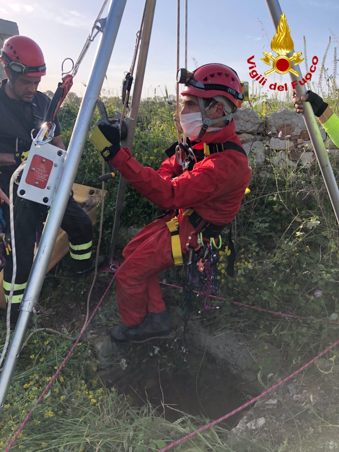 [video] – Capra precipita in un pozzo profondo 26 metri: i vigili del fuoco del reparto speleo la salvano