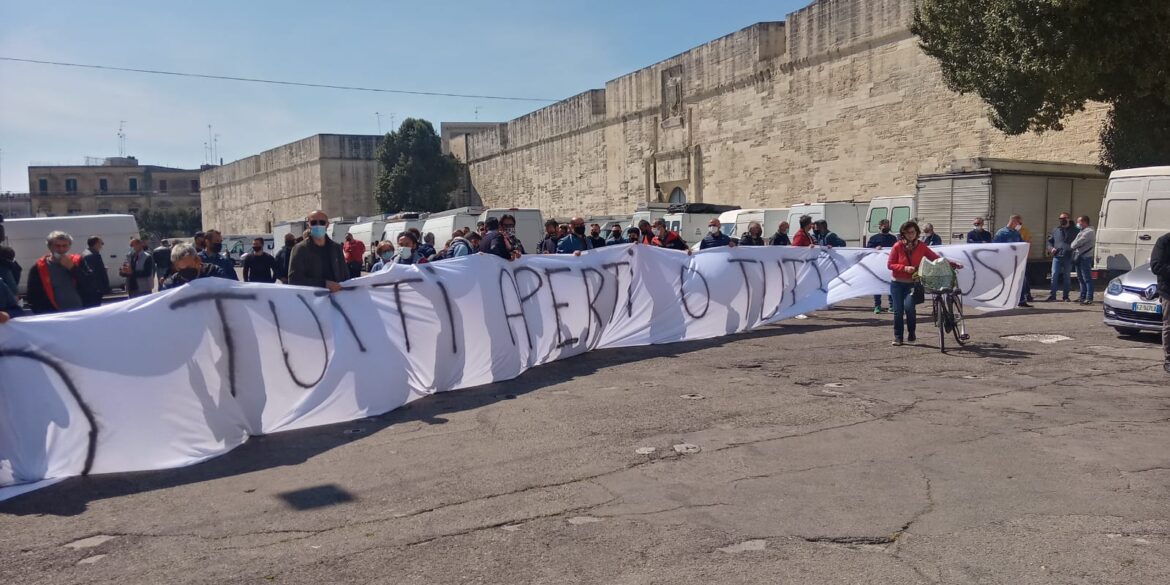[video] – “Da 14 mesi senza stipendio”, la disperazione del venditore di giocattoli e degli altri ambulanti