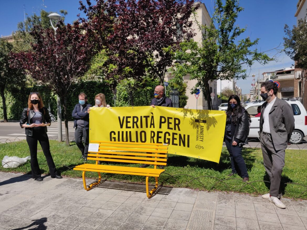 Una panchina gialla a Lecce per Giulio Regeni, torturato e ucciso al Cairo nel 2016: “La sua vicenda riguarda tutti”