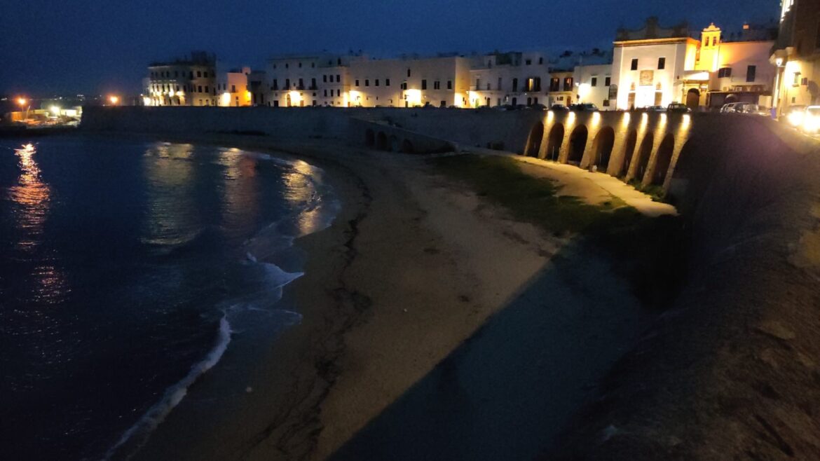 Gallipoli, prove tecniche di illuminazione per la spiaggetta della Purità