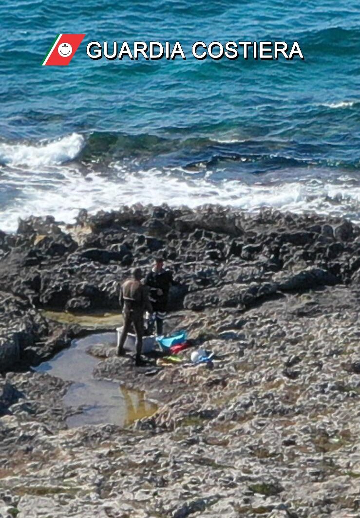 Blitz al Frascone, denunciato pescatore di ricci: 650 esemplari rigettati in mare