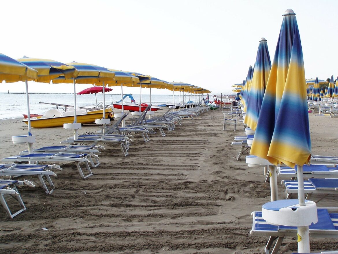 Turismo, retribuzione media annua di 6400 euro. Filcams Cgil: “Mancato rispetto del ccnl, precariato e lavoro nero”