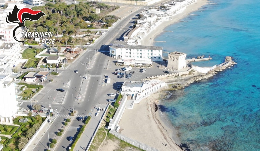 Zona di Gallipoli monitorata da droni e pattuglie dei carabinieri: denunce e sanzioni. Bar chiuso per 5 giorni