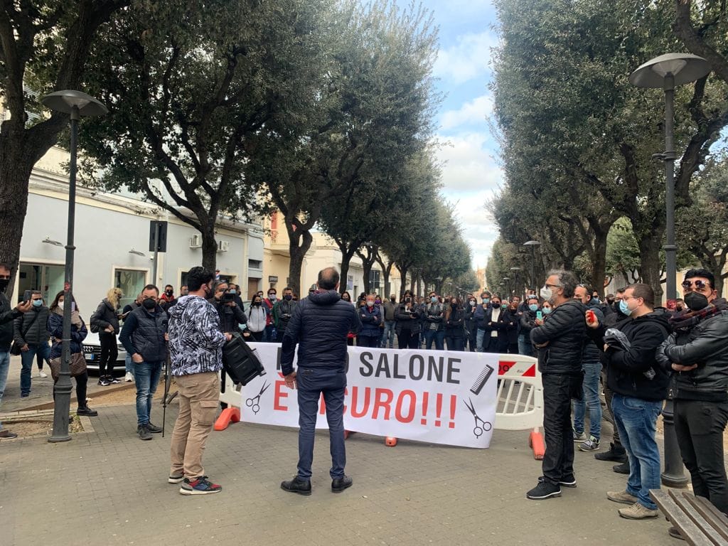 Commercianti e partite iva contro le chiusure e per il diritto al lavoro, flash mob a Nardò
