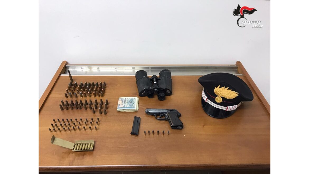 Pistola e banconote albanesi fuori corso in auto, alla vista della pattuglia tenta di invertire il senso di marcia: arrestato