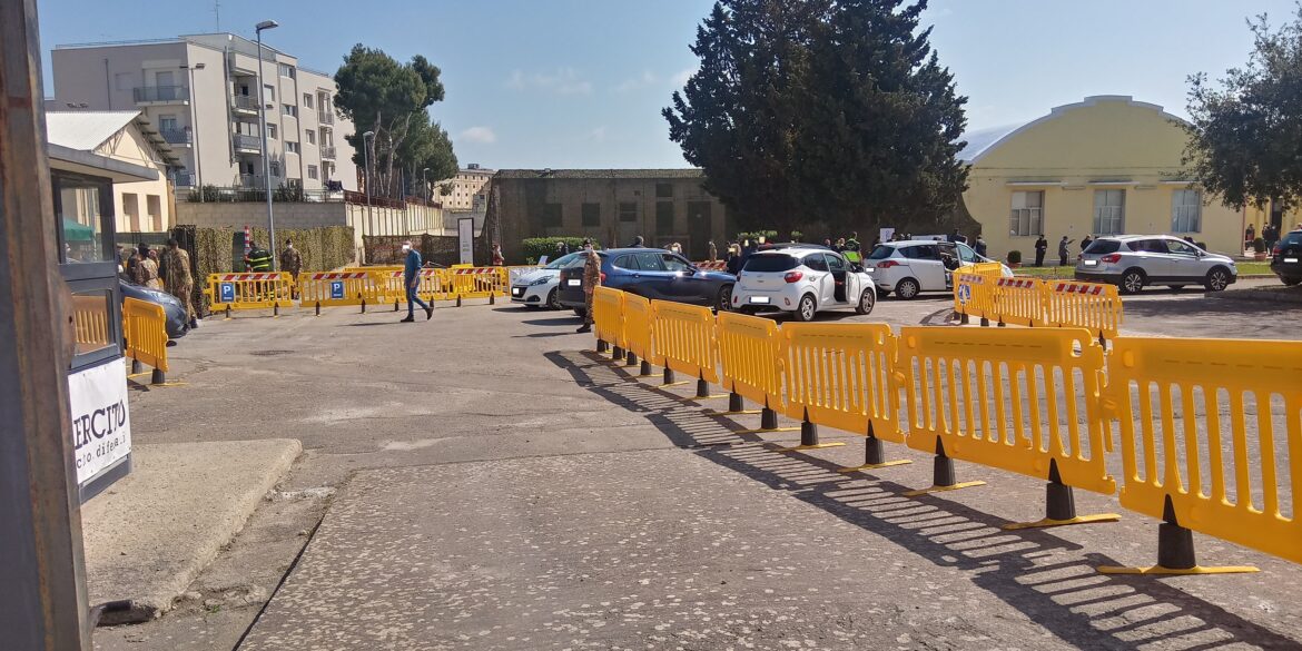 [video] – Inaugurato l’hub vaccinale alla Caserma Zappalà. Rollo: “Maxi operazione, attinto a esperienza dei militari”
