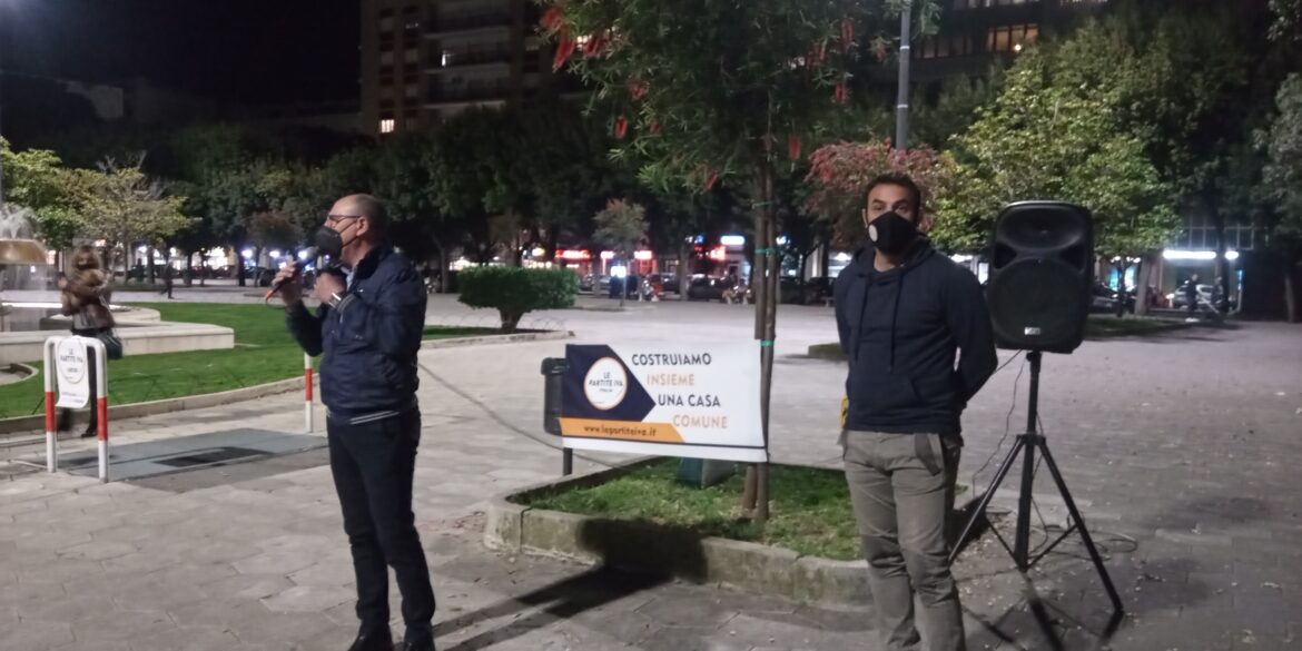 [video] – “Stop coprifuoco”, le partite iva tornano in piazza e rivendicano il diritto al lavoro