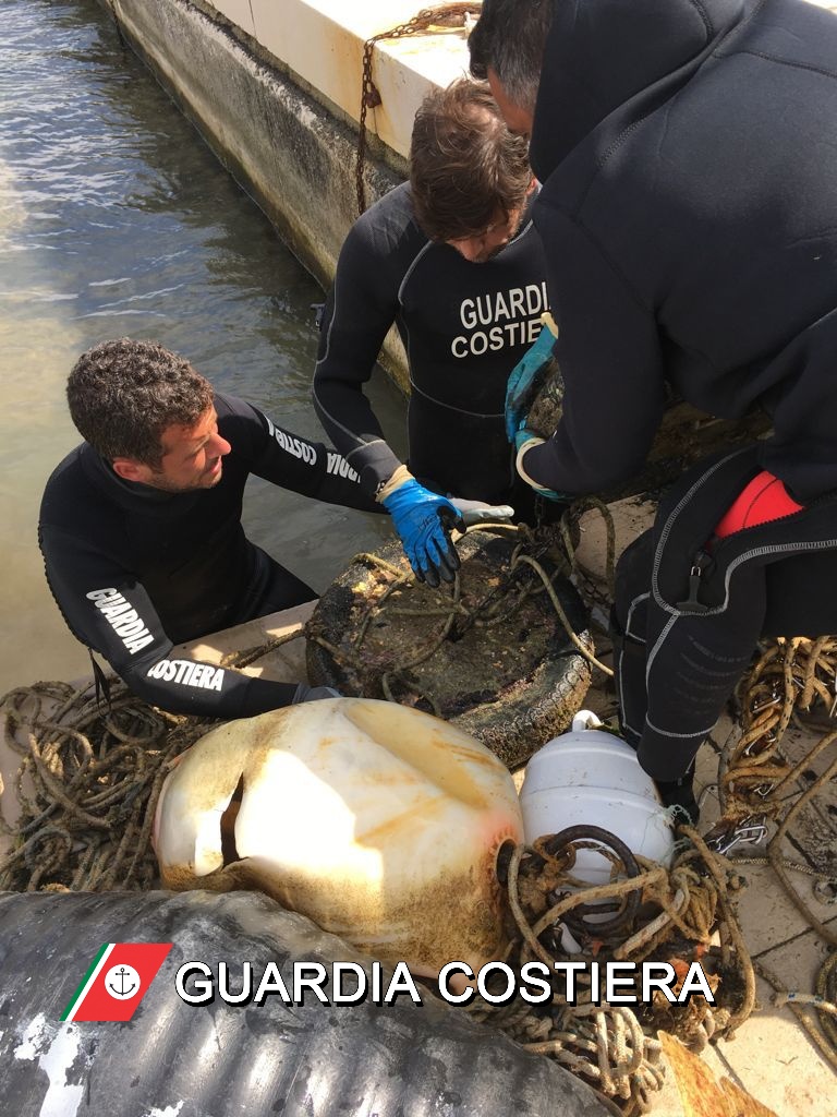 Porto Cesareo, intervento a tutela dell’ambiente: continua la rimozione di corpi morti, rifiuti e relitti