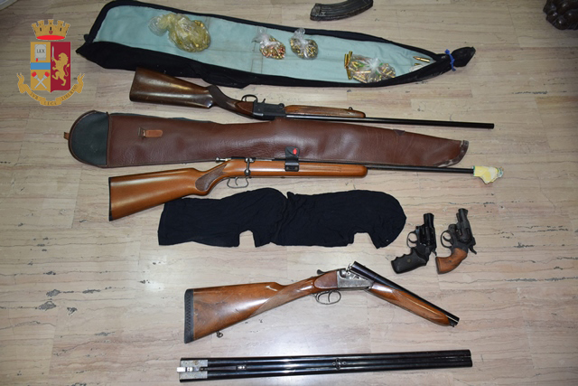 Sequestrati armi e droga in un’abitazione a San Pio: tritolo, bombe e 48 kg di eroina tra il materiale rinvenuto