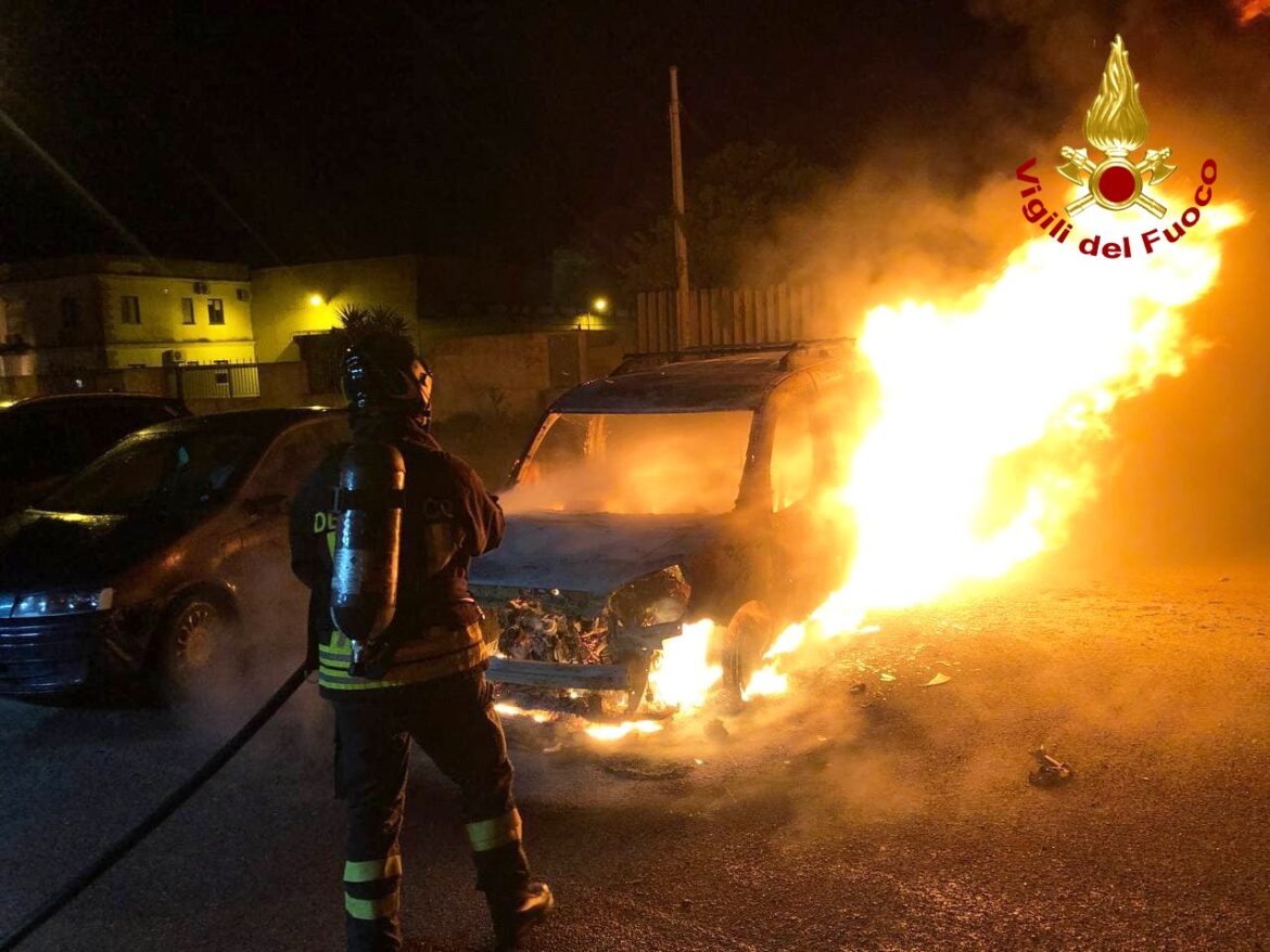 Doblò a fuoco nella zona industriale, fiamme domate dai caschi rossi. Sul posto anche la Polizia