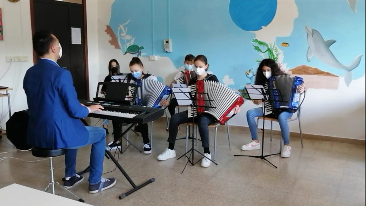 [video] – Il toccante omaggio a Battiato dei ragazzi del “Mazzini” di Santa Susanna con la guida del M° Gazza