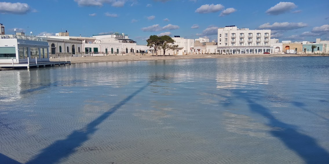 Un’altra estate senza rete fognaria, gli operatori turistici non ci stanno. L’appello a Emiliano: “Risolva senza rinvii”