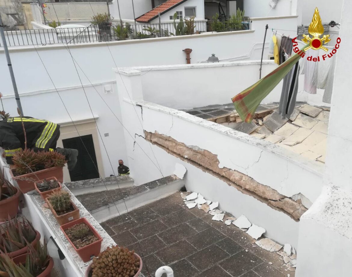 Paura a Campi Salentina per il crollo di un solaio, nessun ferito. L’intervento dei vigili del fuoco