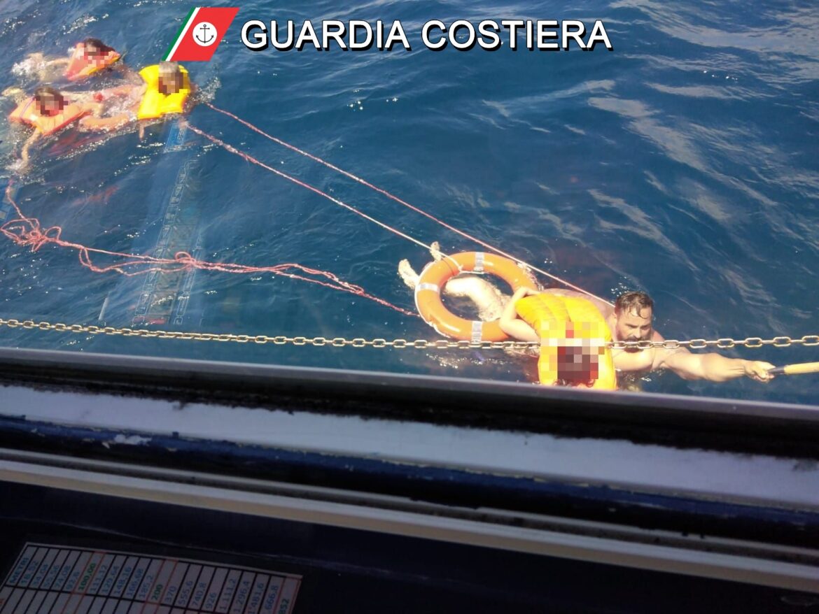 Barca affonda, paura per una famiglia: il pronto soccorso della Guardia Costiera