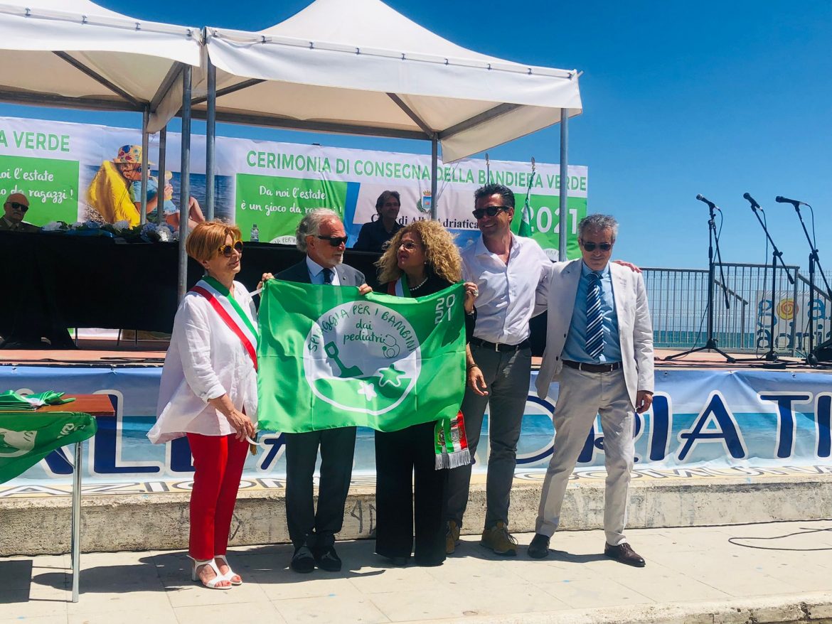 Spiagge a misura di bambino, Porto Cesareo ritira la sua Bandiera Verde
