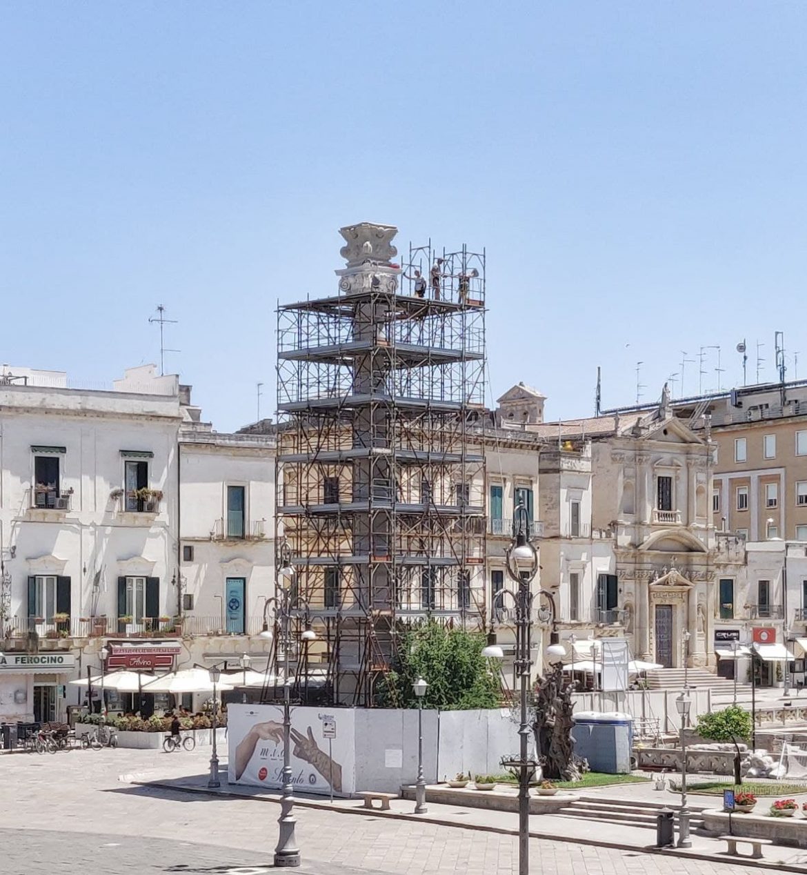 Colonna di piazza sant’Oronzo, via le impalcature ma non le polemiche. Sull’asse Lecce-Brindisi