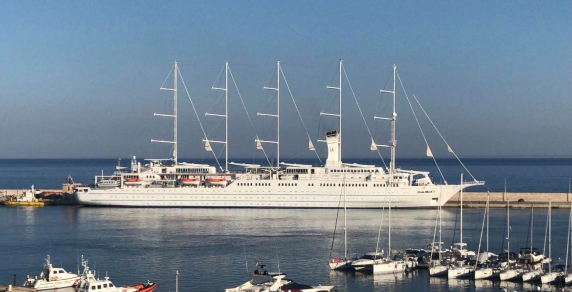 Il Club Med 2 nel porto di Gallipoli: Minerva: “Per il 2022 previste otto navi da crociera”