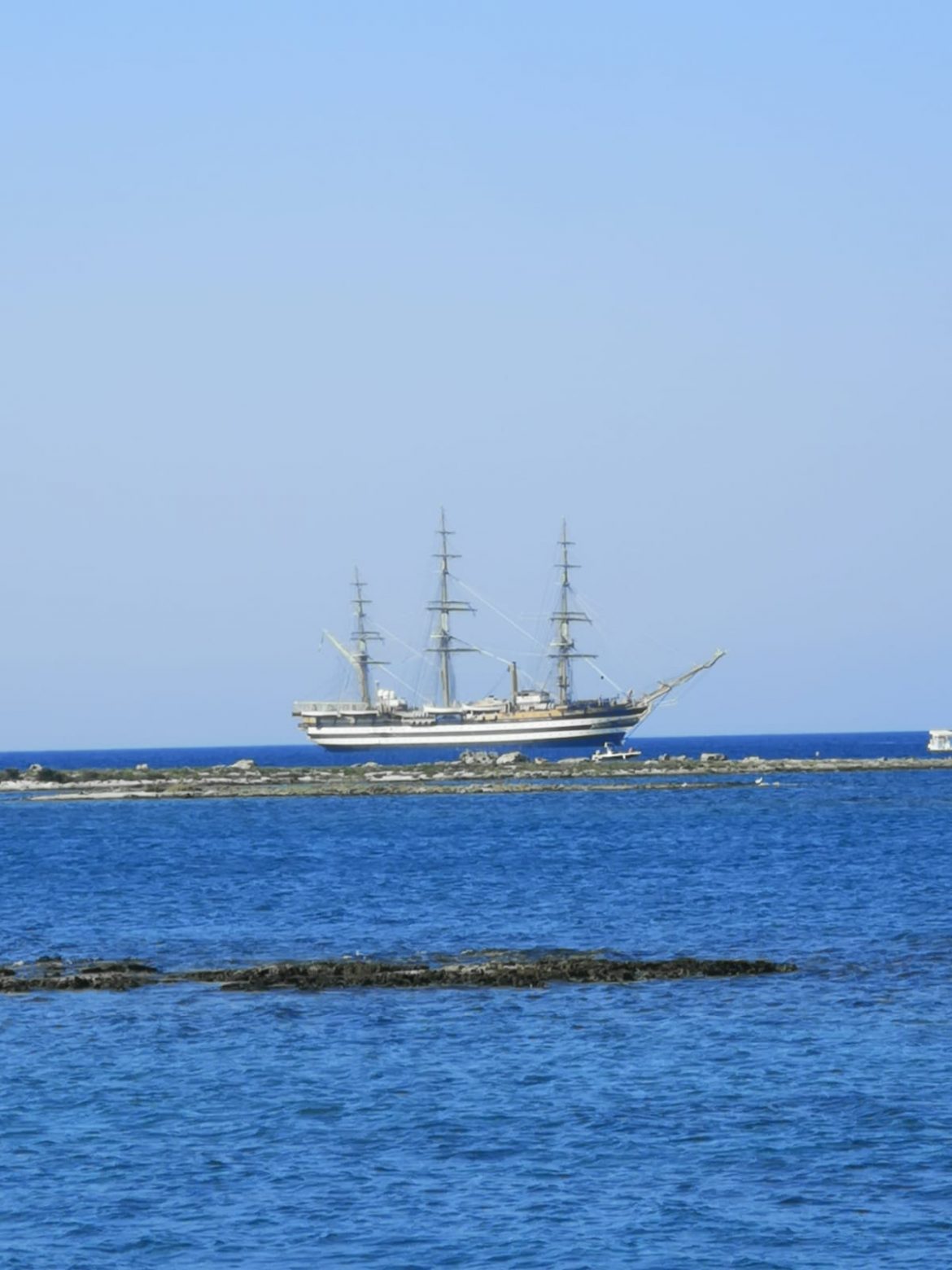 A Porto Cesareo l’incanto dell’Amerigo Vespucci, alla fonda dietro l’Isola dei Conigli